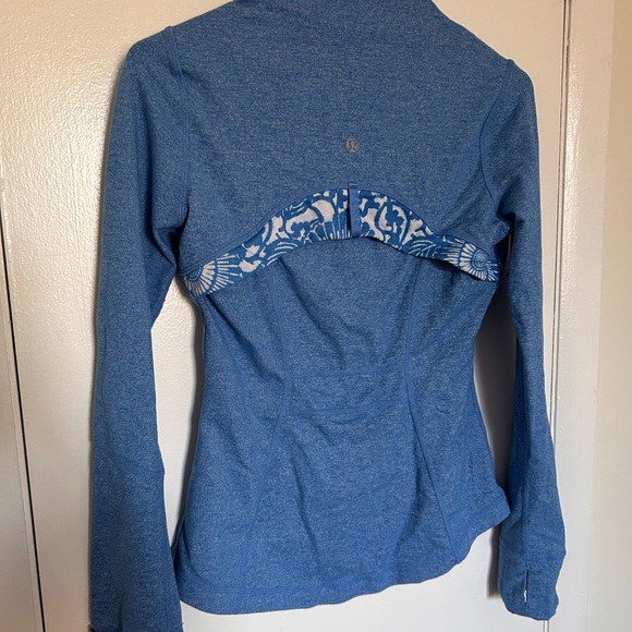 Lululemon jacket - best for size Small - Picture 4 of 4